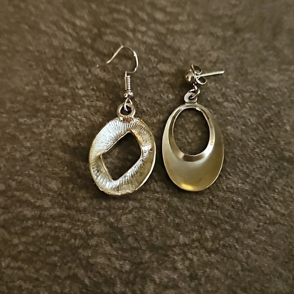 3/$30 Vintage Mismatched Silvertone Oval Dangle Earrings